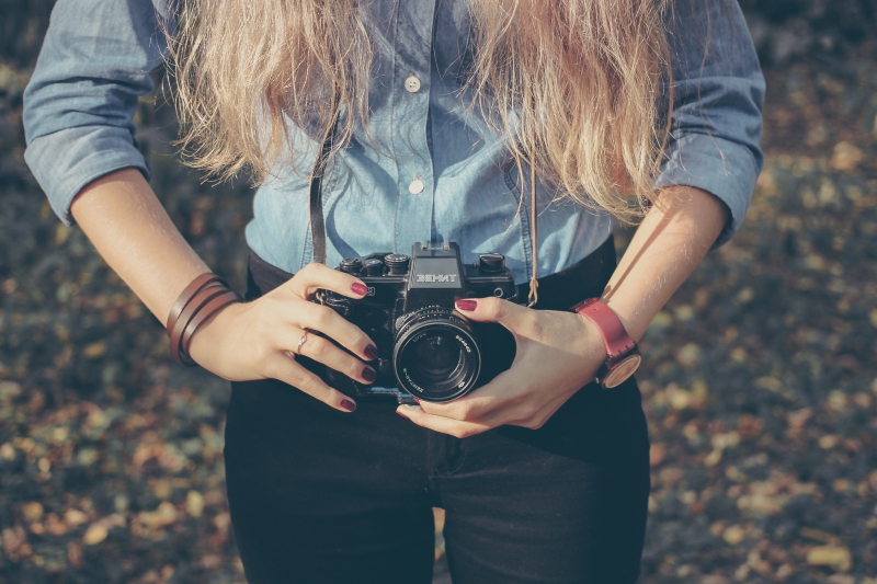 photographe-LE CANNET-min_hand-person-girl-woman-camera-photography-614-pxhere.com